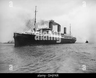 View of an ocean liner of the Hapag Hamburg (Hamburg America Line ...