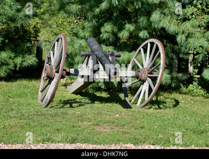 rickety old American canon, alongside the biggest rocking chair in the world on Route 66 Stock Photo