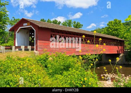 Historic Henry Covered bridge over the Walloomsac River e in Bennington, Vermont Stock Photo