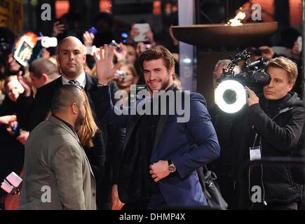 Berlin, Germany. 12th Nov, 2013. Australian actor Liam Hemsworth waves as he arrives at the German premiere of the movie 'The Hunger Games - Catching Fire' in Berlin, Germany, 12 November 2013. Photo: Paul Zinken/dpa - NO WIRE SERVICE -/dpa/Alamy Live News Stock Photo