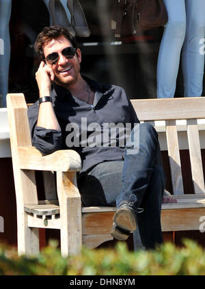Dylan McDermott waiting to pick his daughter up from school Los Angeles, California - 09.05.12 Stock Photo