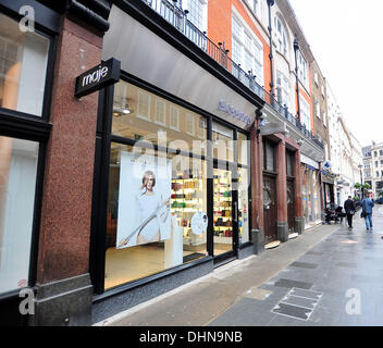 The Vidal Sasson salon in South Molton Street, Mayfair  * VIDAL SASSOON DEAD AT 84 Celebrated hair and fashion icon VIDAL SASSOON has died at the age of 84.   The veteran stylist passed away at his Los Angeles home on Wednesday (09May12) following illness, reports the Los Angeles Times.   Born in London, Sassoon became a style pioneer in the 1960s for creating a simple and sleek ge Stock Photo