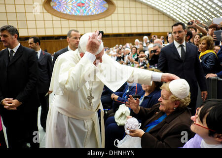 Rome, Italy. 9th November 2013. Pope Francis jokes with a lady who gave her a skullcap during the meeting UNITALSI( Italian National Union for Transporting the Sick to Lourdes and International Shrines )  9 November  2013 © Realy Easy Star/Alamy Live News Stock Photo