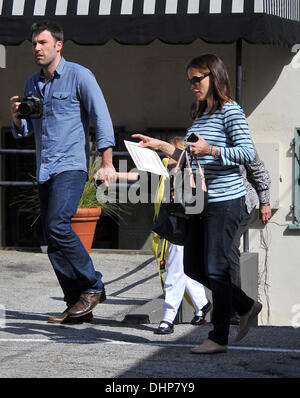 Ben Affleck and Jennifer Garner pick up their daughter, Violet, at ...