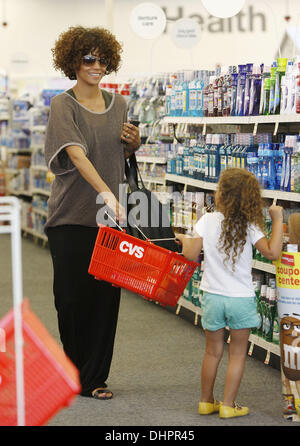 Halle Berry shopping with her daughter Nahla at CVS store in West Hollywood. Los Angeles, California - 16.05.12  When: 16 May 2012 Stock Photo