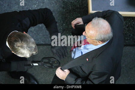 Augsburg, Germany. 14th Nov, 2013. Former arms lobbyist Karlheinz Schreiber arrives at the District Court in Augsburg, Germany, 14 November 2013. Schreiber, who was indicted for tax evasion and bribery, was sentenced to six years and six months in prison. Photo: KARL-JOSEF HILDENBRAND/dpa/Alamy Live News Stock Photo
