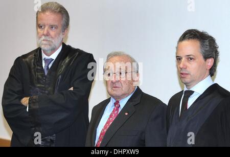 Augsburg, Germany. 14th Nov, 2013. Former arms lobbyist Karlheinz Schreiber stands amid his lawyers Frank Eckstein (L) and Jens Bosbach (R) at the District Court in Augsburg, Germany, 14 November 2013. Schreiber, who was indicted for tax evasion and bribery, was sentenced to six years and six months in prison. Photo: KARL-JOSEF HILDENBRAND/dpa/Alamy Live News Stock Photo