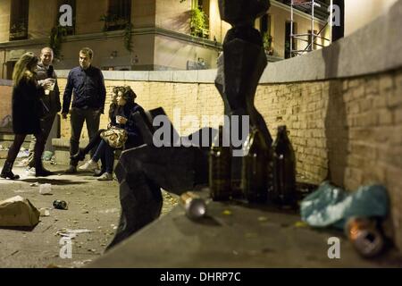 Madrid, Spain. 10th Nov, 2013. A group of young people drink at night in a square strewn with rubbish on November 10, 2013 in Madrid, Spain. Street cleaners, trash collectors an public park gardeners working for Madrid city council started an open-ended strike on November 5, 2013, called by trade unions against layoffs and salary cuts. Madrid's municipal cleaning companies plan to axe around 1,000 jobs and cut wages by 40 percent.Photo: Alvaro Hurtado/NurPhoto © Alvaro Hurtado/NurPhoto/ZUMAPRESS.com/Alamy Live News Stock Photo