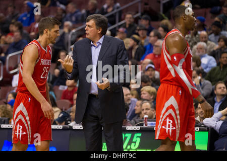 Philadelphia, Pennsylvania, USA. November 13, 2013: Houston Rockets head coach Kevin McHale talks with small forward Chandler Parsons (25) as he and power forward Dwight Howard (12) head over to the bench during the NBA game between the Houston Rockets and the Philadelphia 76ers at the Wells Fargo Center in Philadelphia, Pennsylvania. The 76ers win 123-117 in overtime. (Christopher Szagola/Cal Sport Media/Alamy Live News) Stock Photo