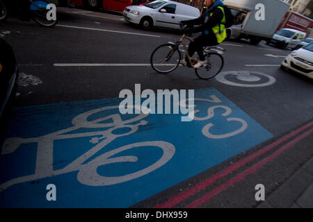 London UK. November 15th 2013. London cycling safety comes under scrutiny following the death of 5 cyclists from collisions with heavy goods vehicles and public transport buses on London's roads over the past 10 days. Mayor Boris Johnson has faced demands for more segregated cycle routes Credit:  amer ghazzal/Alamy Live News Stock Photo