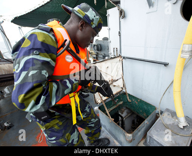 DJIBOUTI, Djibouti (Nov. 14, 2013) - A Uganda People's Defence Force member searches a target vessel during Exercise Cutlass Express 2013 in the Gulf of Tadjoura near Djibouti. Exercise Cutlass Express 2013 is a multinational maritime exercise in the wate Stock Photo