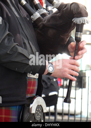 Scottish man playing bagpipes - Edinburgh, Scotland, UK Stock Photo