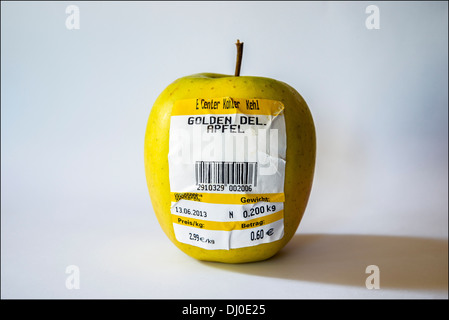 https://l450v.alamy.com/450v/dj0e25/one-golden-delicious-apple-with-german-bar-coded-label-showing-weight-dj0e25.jpg