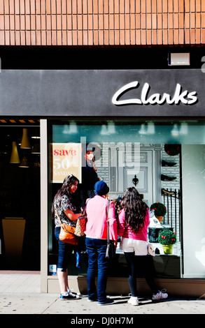 Construir sobre Oswald Examinar detenidamente Clarks Shoe Shop, Oxford, UK Stock Photo - Alamy