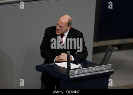 Berlin, Germany. 18th November 2013. Parliamentary debate to the hearing activities of the NSA and the effects on Germany and the transatlantic relations at German parliament. / Picture: Gregor Gysi, chairman of DIE LINKE in the Bundestag. Credit:  Reynaldo Chaib Paganelli/Alamy Live News Stock Photo