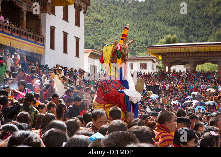 Bhutan, Thimpu Dzong, annual Tsechu crowd seeking blessing from the lord of death Shinje Chhogyel Stock Photo