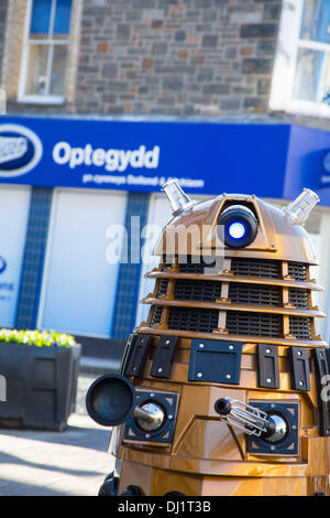 Aberystwyth, Wales, UK, 19 November 2013. A Dalek, K9 and the Tardis from the popular Dr Who BBC TV series materialise in Aberystwyth, much to the delight of onlookers. Credit:  atgof.co/Ģ����ý Live News Stock Photo