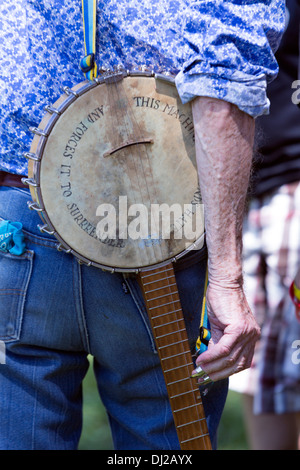 Pete Seeger banjo with 'This machine surrounds hate and forces it to surrender',  at the Solar Expo Jam folk festival, Vernon, Stock Photo