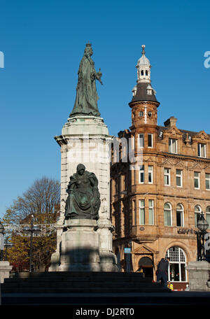 Hull, UK, 19th Nov, 2013. Queen Victoria Square in the sun 0n Tuesday 19th November the day before the announcement that Hull was to be the UK City of Culture in 2017. In the foreground is the memorial to Queen Victoria, in the background is the Yorkshire Bank Building, one of many impressive buildings in Hull. Credit:  CHRIS BOSWORTH/Alamy Live News Stock Photo