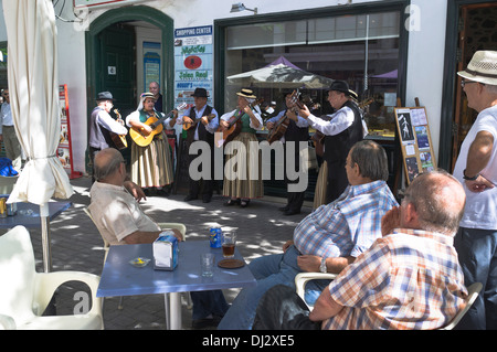 dh Calle de Leon Y Castillo ARRECIFE LANZAROTE traditional dress musicians folk singers Arrecife main street cafe music Stock Photo