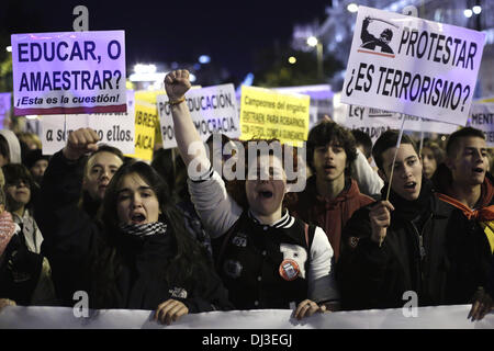 Madrid, Spain. 20th Nov, 2013. Protesters display reivindicative banners while marching during a student strike in Madrid. Nov.20.2013, banner sais '' Protesting, is it terrorism?'' '' Educate or train''. Students from higher education and secondary schools went on strike against the government's education law ''LOMCE'', the rise of tuition fees and the restriction to scholarships among other austerity measures that affect directly the public education system in Spain.Photo: Rodrigo Garcia/NurPhoto Credit:  Rodrigo Garcia/NurPhoto/ZUMAPRESS.com/Alamy Live News Stock Photo