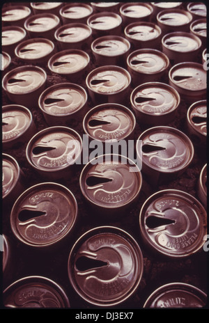 ONE EXAMPLE OF WALL CONSTRUCTION IN EXPERIMENTAL HOUSING USING EMPTY STEEL BEER AND SOFT DRINK CANS NEAR TAOS, NEW . 630 Stock Photo