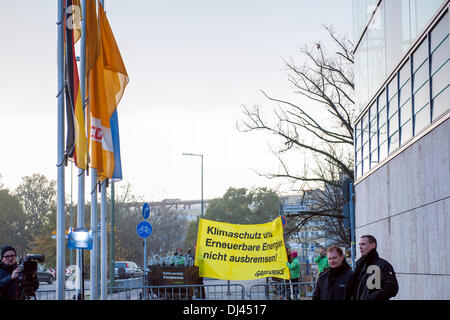 Berlin, Germany. Novembre 21st 2013. Some Greenpeace activist demonstrated their discontent to the renewable energy policy on the day that the SPD and CDU / CSU are in a meeting to define the future of the coalition. Goncalo Silva/Alamy Live News. Stock Photo