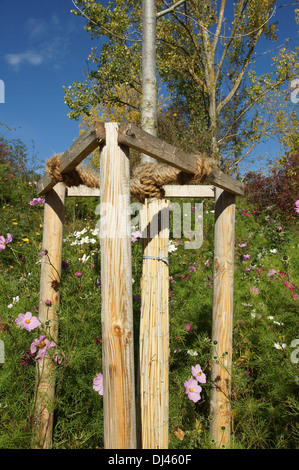 Baum pfählen, binden, Stammschutz Stock Photo
