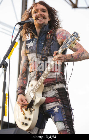 Pryor, Oklahoma, USA. 26th May, 2012. Vocalist JUSTIN HAWKINS of The Darkness performs at The Rave in Milwaukee, Wisconsin © Daniel DeSlover/ZUMAPRESS.com/Alamy Live News Stock Photo