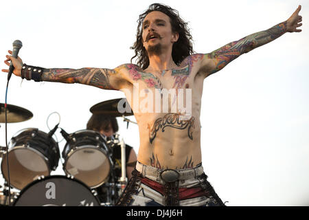 Pryor, Oklahoma, USA. 26th May, 2012. Vocalist JUSTIN HAWKINS of The Darkness performs at The Rave in Milwaukee, Wisconsin © Daniel DeSlover/ZUMAPRESS.com/Alamy Live News Stock Photo