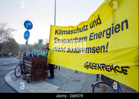 Berlin, Germany. 21st Nov, 2013. Some Greenpeace activist demonstrated their discontent to the renewable energy policy on the day that the SPD and CDU / CSU are in a meeting to define the future of the coalition, in Berlin, on November 21, 2013.Photo: Goncalo Silva/NurPhoto Credit:  Goncalo Silva/NurPhoto/ZUMAPRESS.com/Alamy Live News Stock Photo