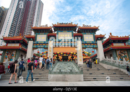 Visitors walk towards the main worship area of Sik Sik Yuen Wong Tai Sin Temple, Hong Kong Stock Photo