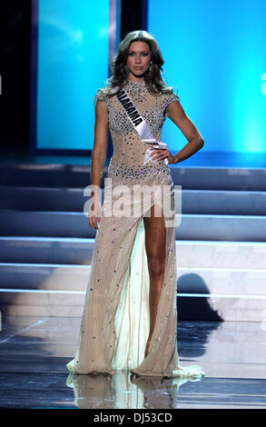 2012 Miss Alabama Katherine Webb practices her diving form for the ...