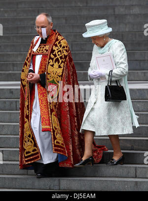 Queen Elizabeth II leaving the Queen's Diamond Jubilee thanksgiving service at St. Paul's Cathedral London, England - 05.06.12 Stock Photo