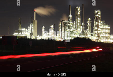 Leuna, Germany. 06th Nov, 2013. View at night of the TOTAL oil refinery in Leuna, Germany, 06 November 2013. Photo: Sebastian Willnow/dpa/Alamy Live News Stock Photo