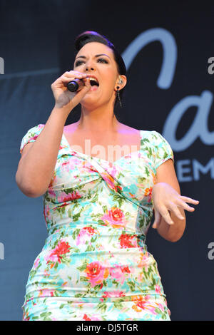 Dutch jazz singer Caro Emerald performing live at Kunst!Rasen. Bonn ...