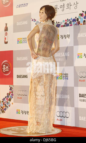 Seoul, South Korea. 22nd Nov, 2013. South Korean actress Kim Sun-young poses during a red carpet event at the 34th Blue Dragon Film Awards in Seoul, capital of South Korea, Nov. 22, 2012. © Park Jin-hee/Xinhua/Alamy Live News Stock Photo