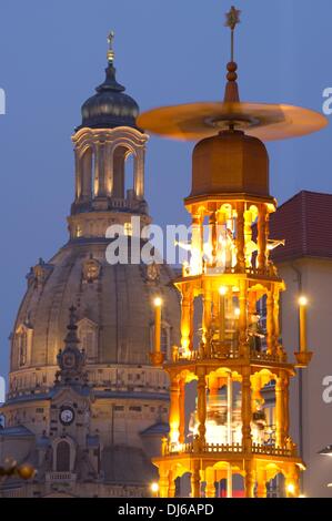 Dresden, Germany. 22nd Nov, 2013. A Christmas pyramid glows during a lighting test at the Striezelmarkt Christmas market in front of the Dresden Frauenkirche in Dresden, Germany, 22 November 2013. The Chirstmas market will open on 27 November 2013. Photo: SEBASTIAN KAHNERT/dpa/Alamy Live News Stock Photo
