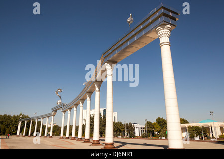 Ezgulik Independence Arch, Independence Square, Mustakillik Maydoni, Tashkent, Uzbekistan Stock Photo