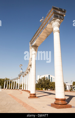 Ezgulik Independence Arch, Independence Square, Mustakillik Maydoni, Tashkent, Uzbekistan Stock Photo