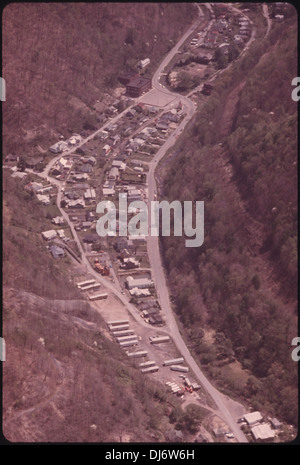 AERIAL VIEW OF CHATTAROY, WEST VIRGINIA, NEAR WILLIAMSON SHOWING THE SCHOOL NEAR THE TOP OF THE PICTURE. THERE IS NO . 463 Stock Photo