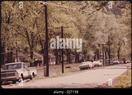 MAIN STREET OF DEHUE, WEST VIRGINIA, A YOUNGSTOWN STEEL CORPORATION COMPANY TOWN NEAR LOGAN 435 Stock Photo