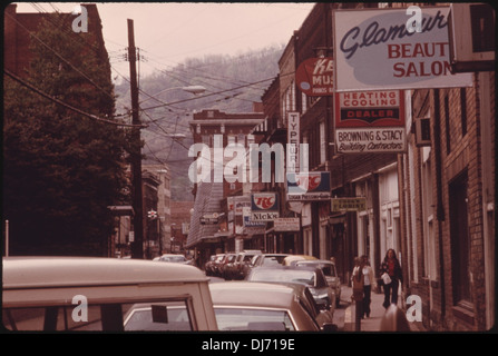 MAIN STREET OF LOGAN, WEST VIRGINIA, SHOWING A NARROW STREET WITH PARKING ON ONLY ONE SIDE WHICH IS TYPICAL IN MANY . 422 Stock Photo