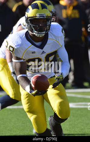 Michigan running back Fitzgerald Toussaint (28) rushes for a touchdown ...