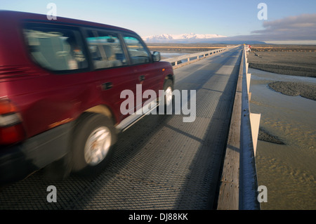 4WD vehicle crossing bridge on road number 1 towards Hvannadalshnjúkur, Iceland's highest peak, in Vatnajokull National Park Stock Photo