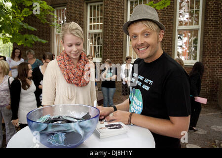 Ross Antony launches charity art project 'Kunst macht satt' at Otto-Studios. Hamburg, Germany - 04.07.2012 Stock Photo