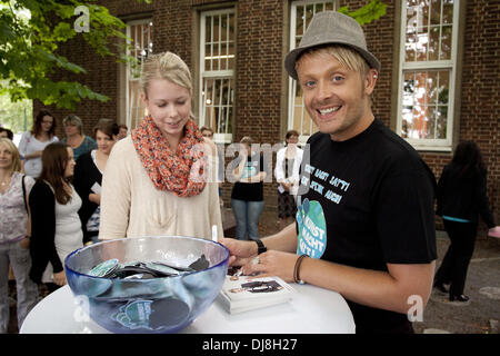 Ross Antony launches charity art project 'Kunst macht satt' at Otto-Studios. Hamburg, Germany - 04.07.2012 Stock Photo