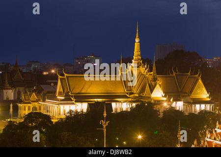 Royal palace at night, Phnom Penh, Cambodia Stock Photo