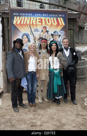 Mola Adebisi, Ute Thienel, Erol Sander, Dunja Rajter, Timothy Peach at a photocall promoting the new 'Winnetou II' show at Karl-May-Spiele Bad Segeberg. Bad Segeberg, Germany - 15.06.2012 Stock Photo