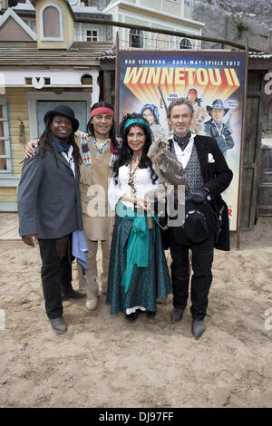 Mola Adebisi, Erol Sander, Dunja Rajter, Timothy Peach at a photocall promoting the new 'Winnetou II' show at Karl-May-Spiele Bad Segeberg. Bad Segeberg, Germany - 15.06.2012 Stock Photo